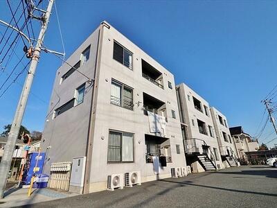 美しい黒目川流域に建つおしゃれなデザイナーズマンション。コンクリート打ち放しの外観が目を引きます。もちろん、設備も充実しています。豊な自然のあふれる東久留米で快適なマンションライフが過ごせます。