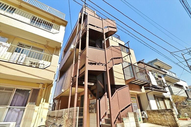 最上階角部屋の１DKマンションです。犬・猫1匹の飼育相談ができます。バストイレ別。洗濯機置場も室内。2口ガスコンロと住みやすいお部屋です。