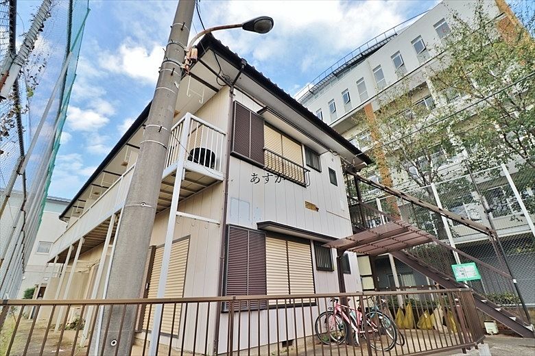 １ｋのお部屋をフルリフォーム。陽当たりも良く、室内洗濯機を新たに設置しました。
敷地内は駐車場・駐輪場どちらも利用できます。