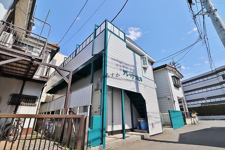 通勤通学買い物にもとても便利な立地です。
ロフト付きの1階角部屋です。収納はたっぷり。広いロフトは寝室や収納などの便利に使えます。
