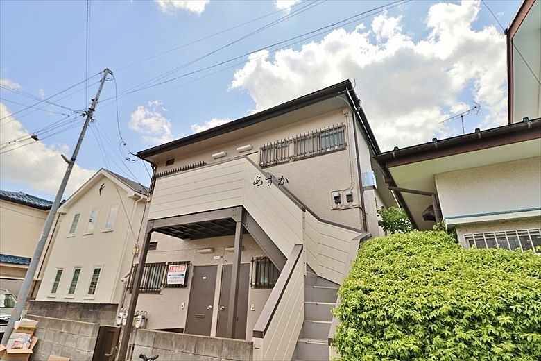 ワンフロア2戸の独立性の高い間取り。
1階東南角部屋で南側は庭と通路があり大変陽当たりの良いお部屋です。
収納も多い広めの１DK。