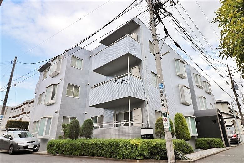 駅徒歩圏。大型スーパーやコンビニ至近。
便利な立地にあるちょっとレトロな雰囲気のおしゃれな２LDKマンションです。