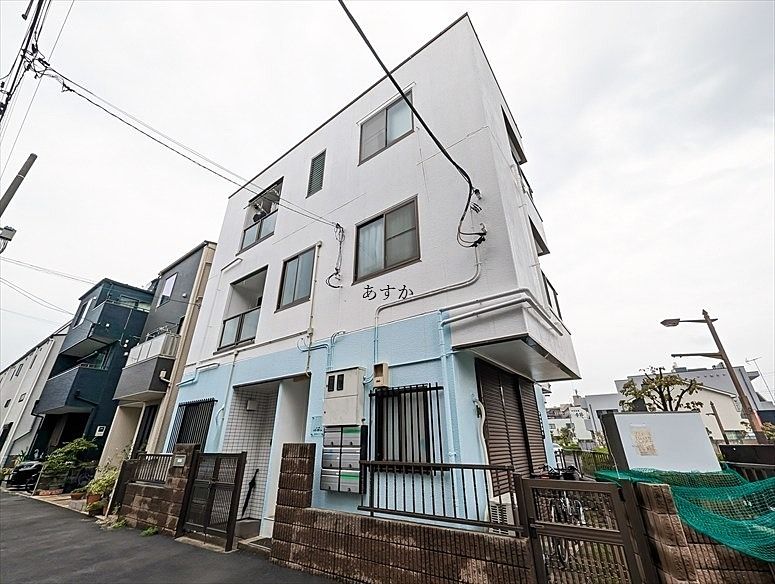 駅前バス通り沿いにあるきれいな１Rです。
買い物・通勤・通学にとても便利な立地です。洋室はちょっと嬉しい広めの７．８帖