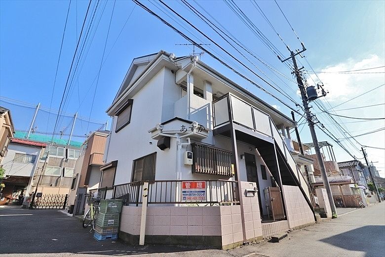 駅徒歩圏の静かな住宅街の中にある１R。
アクセントクロスのお洒落な1階角部屋。

