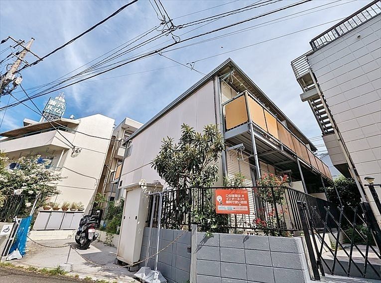 大手メーカーによるフルリノベーションを実施しました。玄関ドア、サッシまで全交換するという大規模リノベ。設備も充実した新築同様のお部屋をご覧頂きたいと思います。