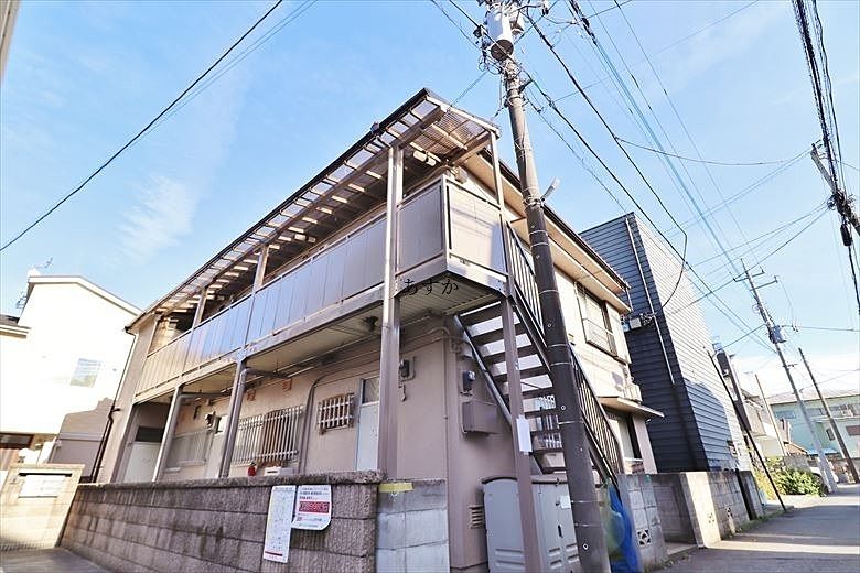 駅徒歩6分。静かな住宅街の中のアパートです。2階角部屋でとても明るいお部屋です。