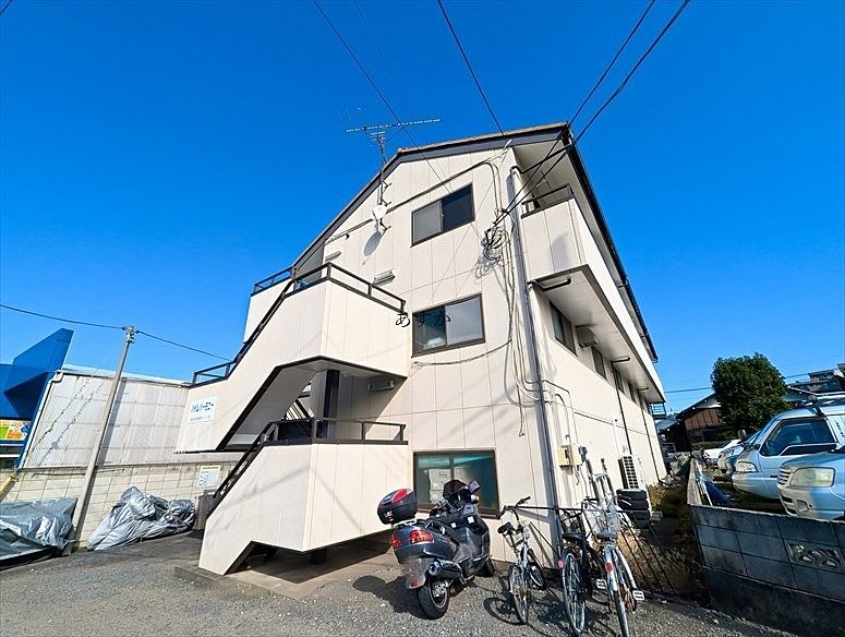 2階ではありますが、通常の建物の3階の高さにあたるお部屋。南側は駐車場で遮る物のない陽当たりと眺望が自慢です。広い洋室と使いやすいキッチン。大変使いやすい間取りです。