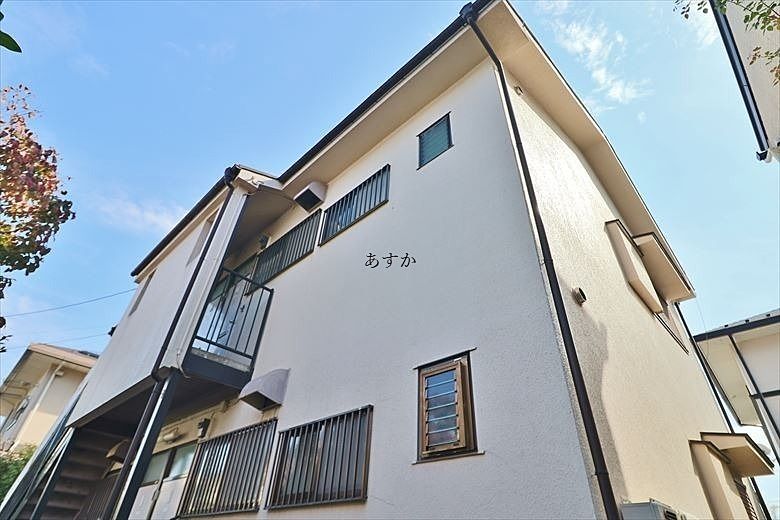 駅徒歩10分。大型スーパーやコンビニがすぐ近くにある生活にとても便利な立地です。各フロア２戸。３方角部屋になる独立性の高い間取りです。陽当たりも良く独り暮らしの方は１LDKとしても使えます。