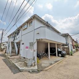 アルエット 開放感のある高い天井・天井の梁がおしゃれなアクセントになっているお部屋です。2階角部屋で広い居室。キッチンとの間には扉のある嬉しい間取りです。