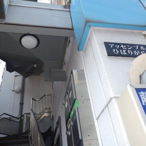 ビル階段入口 2階にはお医者さんや、針灸院のテナントが入っています。