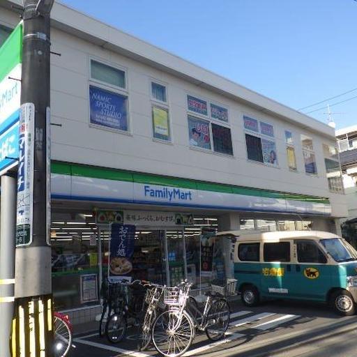 隣のコンビニ 隣にはコンビニもありとても便利
