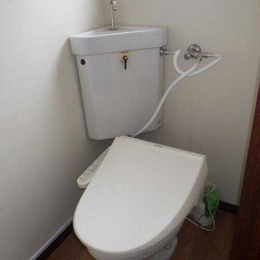 ウオシュレット付トイレ 窓のある明るいトイレに清潔感のある暖房洗浄トイレ
