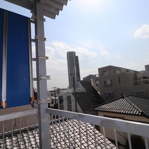 4階踊り場 駅前のマンションもすぐ近くに見えます