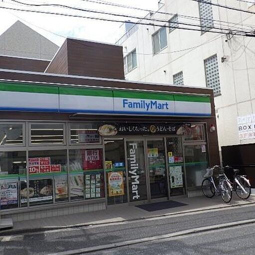 ファミリーマート ビルの目の前にあるコンビに