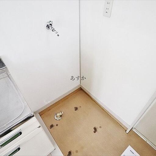 洗濯機置き場 流しの脇の洗濯機置き場、料理と一緒に洗濯もできて便利ですね。