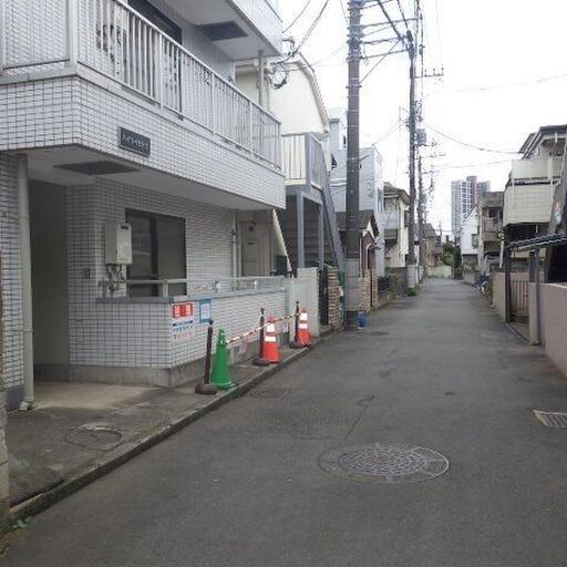 マンション前の通り 車が通り抜けないので静かです。