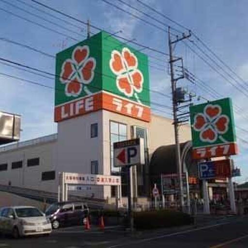スーパーライフ マンションを出るとすぐ見えてくる大型スーパーです。