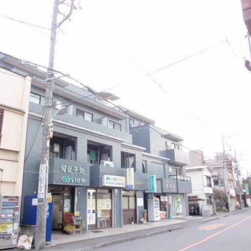 1階の店舗 1階は店舗が入っていて便利