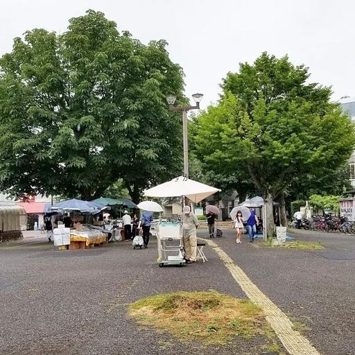 商店街横の広場 休日にはイベント等も行われる広場