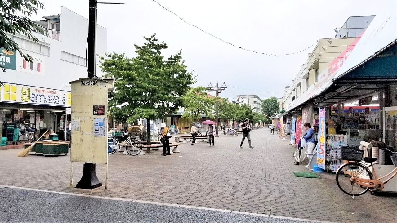 お店前の通り 車の通行できない商店街中央通り