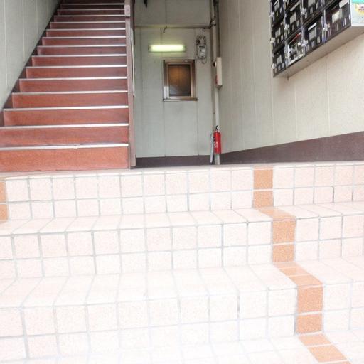 入口階段 道路から階段をのぼって入口へ