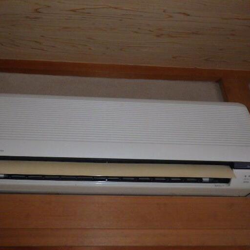 1階和室エアコン 玄関脇の6帖和室のエアコン