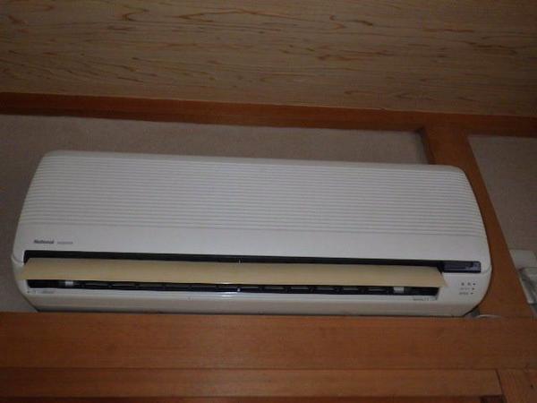 1階和室エアコン 玄関脇の6帖和室のエアコン