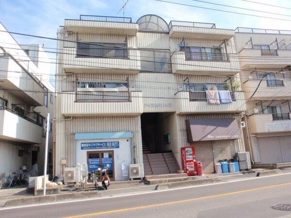 通り沿い入口 バス通りに面した外観