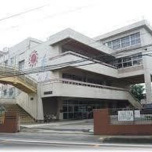 八石小学校 南側目の前の八石小学校