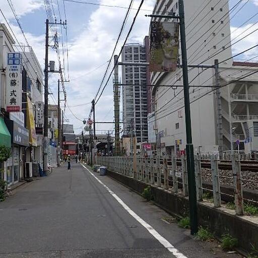 アパートから駅までの道 駅までは線路沿いで明るい道