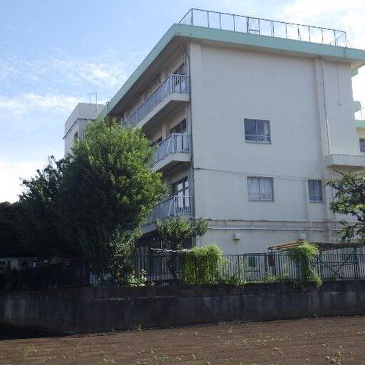 栄小学校 300mのところにある人気の小学校