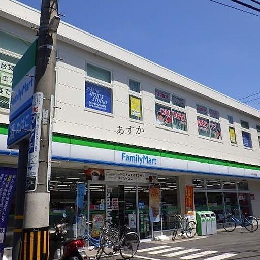 ファミリーマート 店舗正面にあるコンビニ