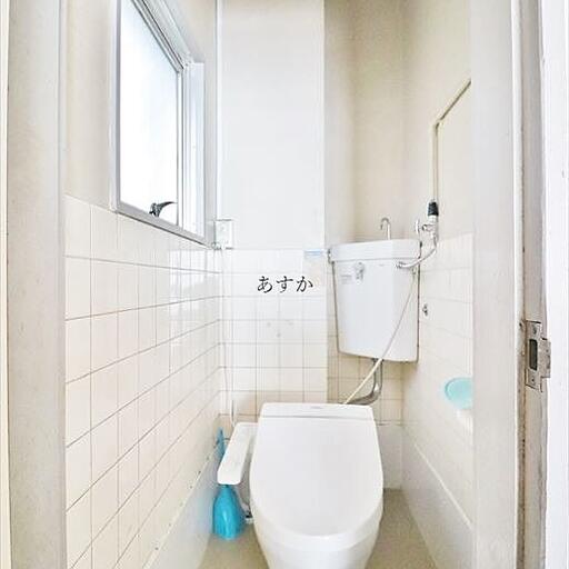 トイレ まだ新しく人感センサー付ライトのついているトイレです。