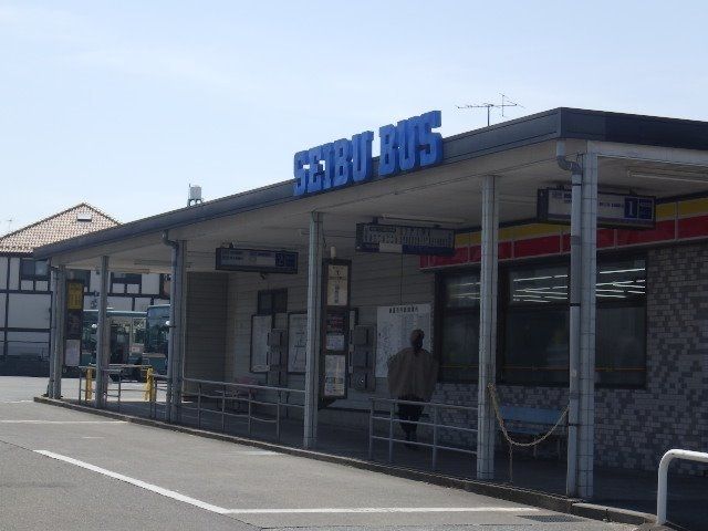 隣に北口バスターミナル。東武東上線、武蔵野線駅へのアクセスも良く便利。