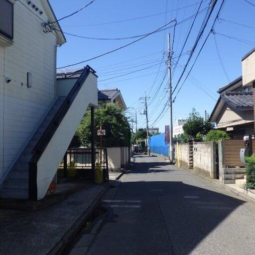 アパート横の通り
