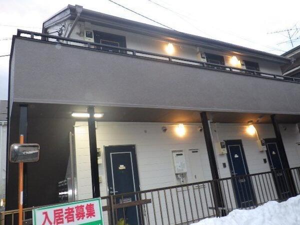 夜間でも明るい おしゃれな共用灯(LED)が灯ります。