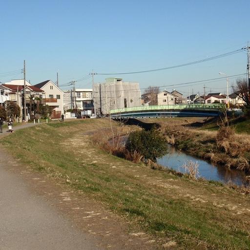 黒目川 歩いてすぐにあるきれいな遊歩道のある黒目川