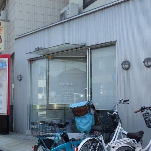 マンション1階の歯科医院 ひばり通り歯科 階段を降りれば歯医者さんで便利