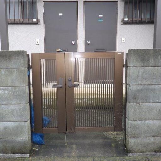 アパート入口 門もあり安心