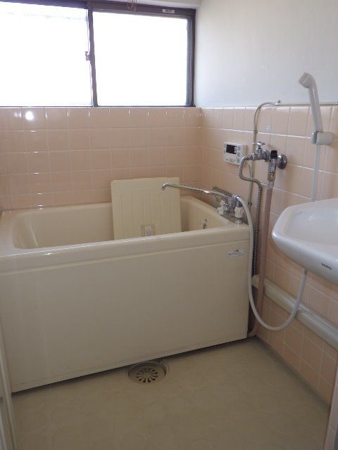 給湯式のきれいなバスのあるお風呂場