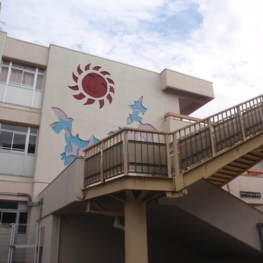 八石小学校 隣にあり通学も楽々