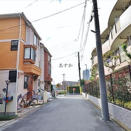家の前の道路 広い道路から大通りへ続く道