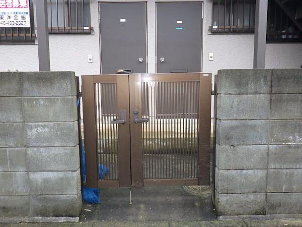 アパート入口門 通りから門をはいります。
