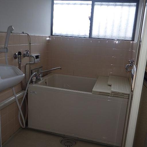 バス 新しくなった給湯器とバスタブ