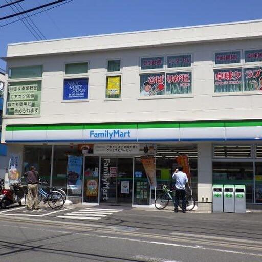 ファミリーマート こちらもスーパーの隣にあります。イートインコーナーも便利