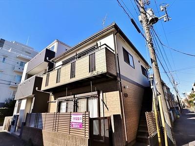 駅前通りをまっすぐ、閑静な住宅街の中にある一戸建てのようなアパートです。１フロア1世帯のみ。隣に部屋もなく、とても独立性の高いお部屋です。