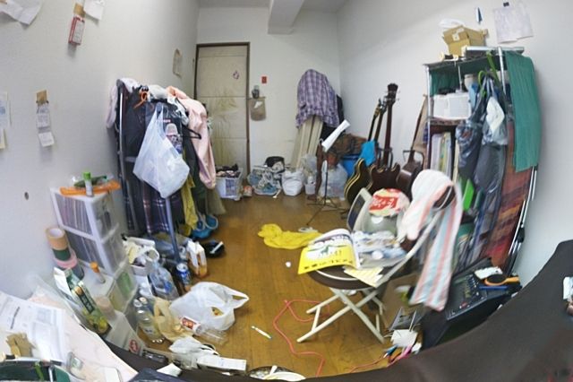 夜逃げ? 荷物の残された部屋のイメージ