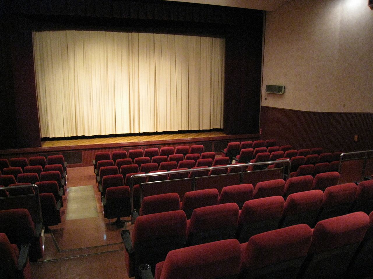 映画館のスクリーンと座席