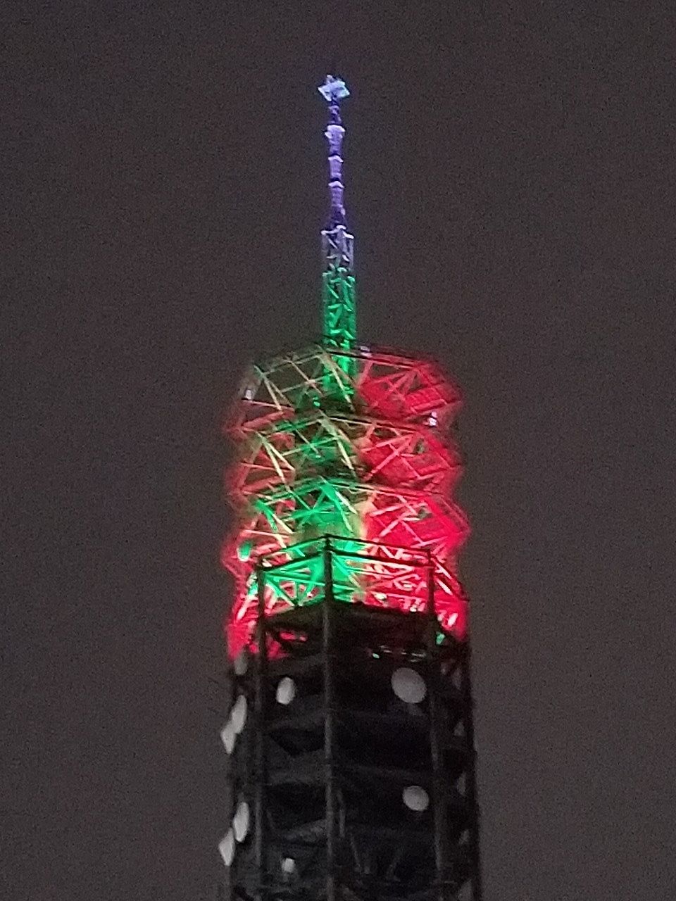 23日からクリスマスカラーにライトアップされた田無タワー