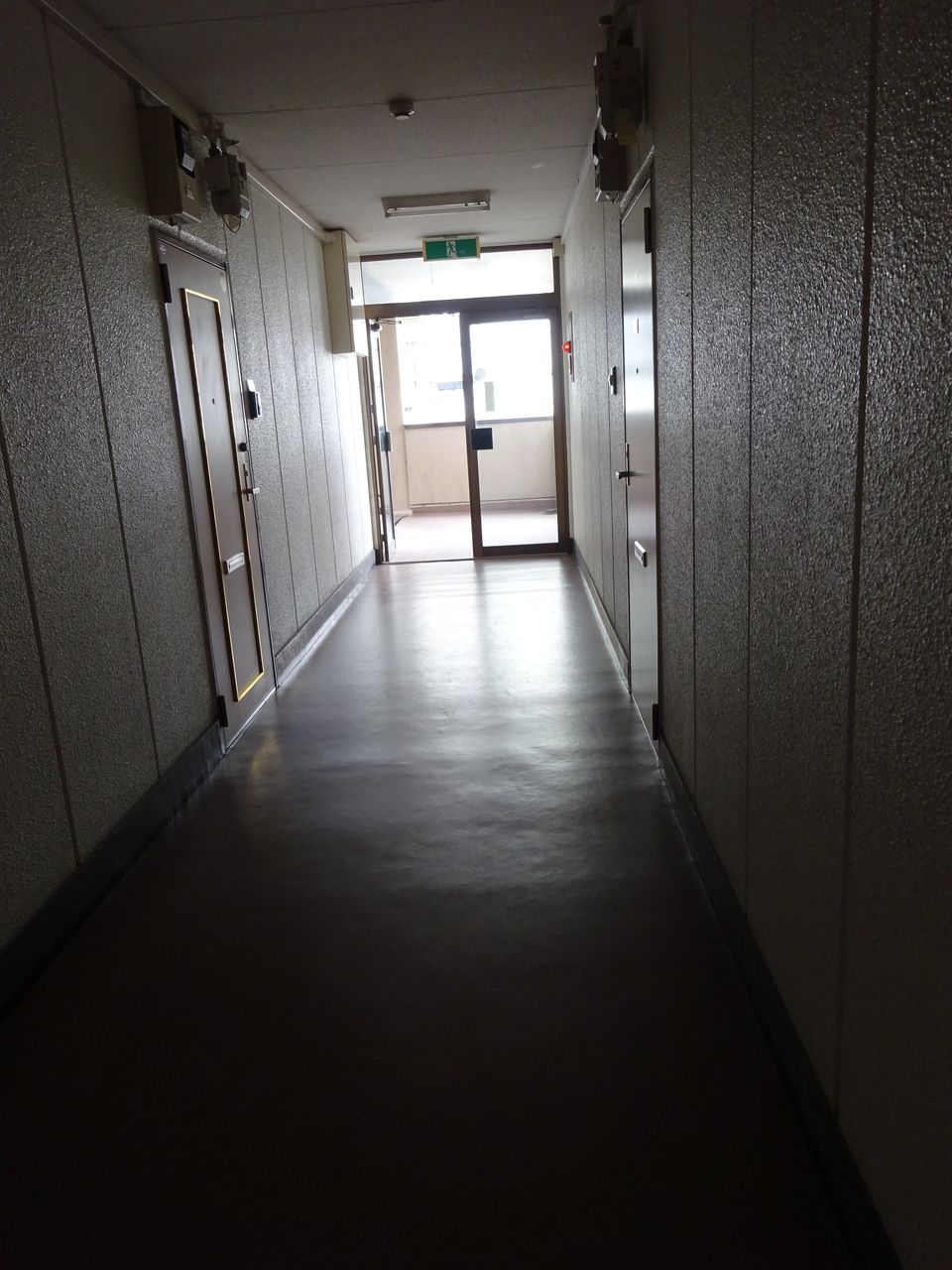 暗いイメージの廊下